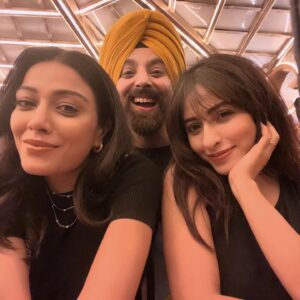 Niyati Fatnani Instagram - When Wednesday feels like Saturday 🖤🎶🪩💃💋

Last night with gorgeously cool ones…

#aboutlastnight #niyatifatnani #feltcute #mightdeletelater