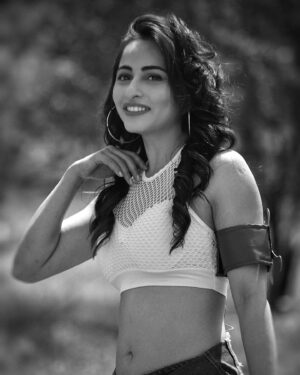 Niyati Fatnani Instagram - Sometimes this kid becomes an enthu cutlet…🙃

Hope you are liking the way your girl is performing her stunts. Stay tuned watch khatron ke khiladi sat-sun 9.30 pm on @colorstv or @officialjiocinema 

Styled by: @iamkenferns 

#kkk14 #staytuned #niyatifatnani