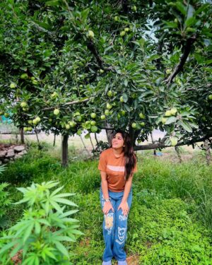 Niyuktha Prasad Instagram - I couldn’t find a Red one🍎
Still those Green Apples are cute🍏

#kashmir #pahalgam #india #nature #lover #explore #ootd #insta