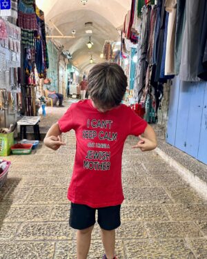 Noa Tishby Instagram - There’s no place like #jerusalem. Every time I’m in Israel we spend a few days in this magical city with friends and family. And today it’s more important than ever... 

As soon as we got to the hotel I heard an incredible group of reservists wives is there for a conference @mamatcal1 so I had to pop in, spend some time together and see how these brave lionesses are holding us all up. (And hold a cute baby too :) 

We went to the rooftop of @mamillahotel for sunset drinks and from there to the Food Truck Festival @autochel_je and a laser show over the old city. Next day we spent time at the new and renovated National Library @nli_israel with ancient and modern Jewish literature. Next we went to the Hebrew music museum @hebrew_music_museum where the kids (ok, the adults too) got to play old and new instruments. Shabbat dinner was stunning at Chakra restaurant. @chakrarest Beyond delicious fusion Israeli food. The next day we walked the old city again and got to climb all the way to the top of the ancient minaret at @towerofdavid! It held up well. Thank G :) 

And yeah, Ari chose that shirt on his own 😂 

Can’t wait to be back, I💙JLM 

Thank you for everything as always @itraveljerusalem @reutf81 @asia.spectour 
 
אין על ירושלים…. בכל פעם שאני פה אני מקפידה לעשות טיול בעיר המהממת שלנו - והיום זה אפילו יותר חשוב מתמיד. כשהגענו אמרו לי שיש במלון קבוצה של נשות מילואים בחופשה עם ארגון נפלא שנקרא ממטכ״ל אז הלכתי לפגוש אותן ולעזור להחזיק תינוק, כי זה מה שצריך לעשות לאשת מילואימניק שסוחבת הכל על גבה לבדה. הן היו מדהימות אריות (לא לביאות! אריות!!) מעוררות השראה. 

בילינו שלושה ימי קסם בעיר הקסומה הזאת. מלון ממילא היה מהמם עם שקיעה מדהימה כתמיד. אוטואוכל זה גאוני והילדים אכלו רקדו רצו להם והשתוללו עד מופע הלייזרים מעל העיר העתיקה. למחרת נסענו לספרייה הלאומית והיה פשוט עוצר נשימה חובה להגיע גם הילדים נהנו. מוזיאון המוזיקה היה מקסים. בערב הלכנו למסעדת צ׳אקרה וטרפנו אוכל מושלם. למחרת טיילנו שוב בעיר העתיקה קניתי זעתר ותבלין שווארמה והסכמתי שארי יקנה את החולצה האדומה הזאת כי… כי זה לא לא נכון 😂 אני אוהבת את ירושלים כל כך… לא יכולה לחכות לחזור שוב. 💙💙💙💙💙.