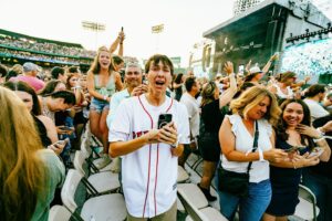 Noah Kahan Instagram - There will never be words for the last two nights. To finish off 2 years and over 200 shows at the church of New England will be something I’ll tell my grandchildren about. I am so grateful for this life, for these fans, to this unbelievable opportunity I’ve been blessed with. Thank you for helping me find my voice again. Until next time, Boston

📸 @poonehghana