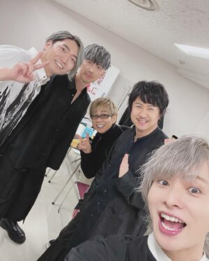 Nobuhiko Okamoto Instagram - #鬼滅の刃　鬼滅祭に出演しました
声優として、このレベルの朗読や生アフレコのあるイベントはとても珍しく思います
鬼滅スタッフの皆様と、凄まじい力を持った皆様と登壇できたことを光栄に思います

#これは役者として幸せだ
#サプライズ組の方々とパシャリ
#サプライズの方が出るたびに歓声があがるの嬉しすぎました
#ラクーンドッグポーズ