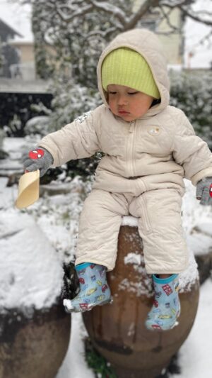 Nobuyuki Suzuki Instagram - 🥶
#tokyosnow
#winterinjapan
#winterjapan2023 
#1歳7ヶ月 
#babyboy 
#halfbaby
#鈴木健互