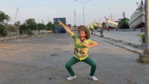 Nobuyuki Suzuki Instagram - Konnichiwa mina san ... 🙌🏻
Genki desuka ?
Yuk ikutan Dance Mikuya challenge !
Seru seruan bareng teman" ... Kalian juga lebih asik loh ! 
Dance nya juga lucu ..
Gerakannya juga simple .. Ayo gw tunggu yaaa ... Buruan ! Jangan malu malu .. Etz , Jangan lupa hastagnya ..
#mikuyadance 
#mikuyaramen  ありがとう。✌🏻 🎥 : @indaadayo