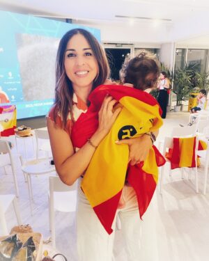 Noemí de Miguel Instagram - CAMPEONES ! 

Este equipo nos ha llevado toda la Euro en volandas. Y no solo por el juego, las alternativas, saber sufrir y remontar y ser honestos y humildes en la victoria… sino porque es el reflejo de la sociedad que somos. En España y sus 48 millones de habitantes hay diversidad, ideas, objetivos muy diferentes. Como en esta selección que, sin embargo, se une y gobierna en la generosidad, el trabajo de equipo y la equidad. Todos saben para qué están ahí. Desde el riojano (aprovecho para citar mi tierra y la segunda foto es de un trío riojano ), Luis de la Fuente, que conoce a estos chicos como nadie, han crecido con él y cita por talante, talento y actitud más que portadas. Los Nico o Lamin, pero también Rodrigo o Navas… enormes.

Hija, has nacido para en una época de victorias del deporte español. No sabes lo difícil que es esto a lo que nos están acostumbrando Rafa, los Carlos, la selección femenina, golf, atletismo (verás los JJOO) y tantos otros … 

Mi última vez en ese estadio el Barça ganó una Champions (os acordáis de la última final perdida ??!) y de ahí me fui a la F1. Previamente mi amigo @hasanbratic trabajaba ayer en el Olímpico, animaba a España y me mandó sus fotos 🤍

ES BONITO