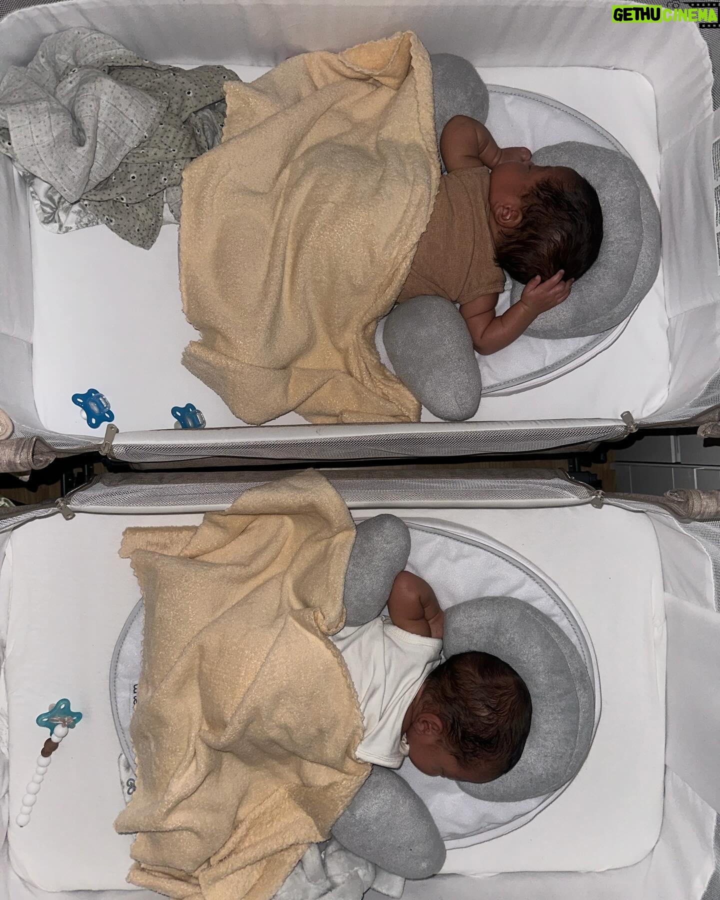 Noémie Abossolo - 137.5K Likes - Welcome dans ma vie de maman Double:
1-ShaÏly et moi 🤱🏽
2- le stock Pampers des twins 🚼
3-Kaëny & Shaïly👶🏽👶🏽
4- les marques de l’amour 🤰🏽
5- TONTON : « mes enfants son combat » ✨
6- rdv chez l’ostéopathe 🥼
7- L’amour inconditionnel 🤱🏽
8 - TENE une tata mondiale 👯
9- la twins poussette 💨
10- shopping 🛍️
11- Kaëny & moi 🤍