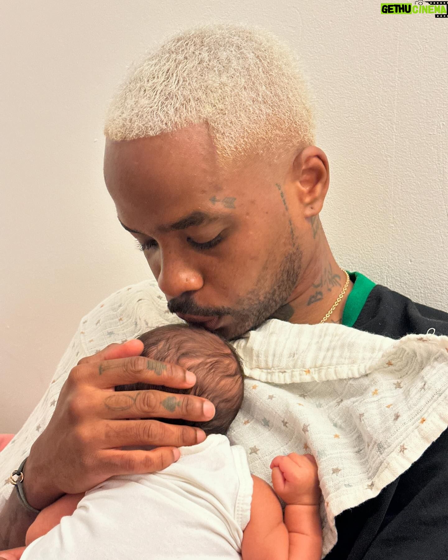 Noémie Abossolo - 137.5K Likes - Welcome dans ma vie de maman Double:
1-ShaÏly et moi 🤱🏽
2- le stock Pampers des twins 🚼
3-Kaëny & Shaïly👶🏽👶🏽
4- les marques de l’amour 🤰🏽
5- TONTON : « mes enfants son combat » ✨
6- rdv chez l’ostéopathe 🥼
7- L’amour inconditionnel 🤱🏽
8 - TENE une tata mondiale 👯
9- la twins poussette 💨
10- shopping 🛍️
11- Kaëny & moi 🤍