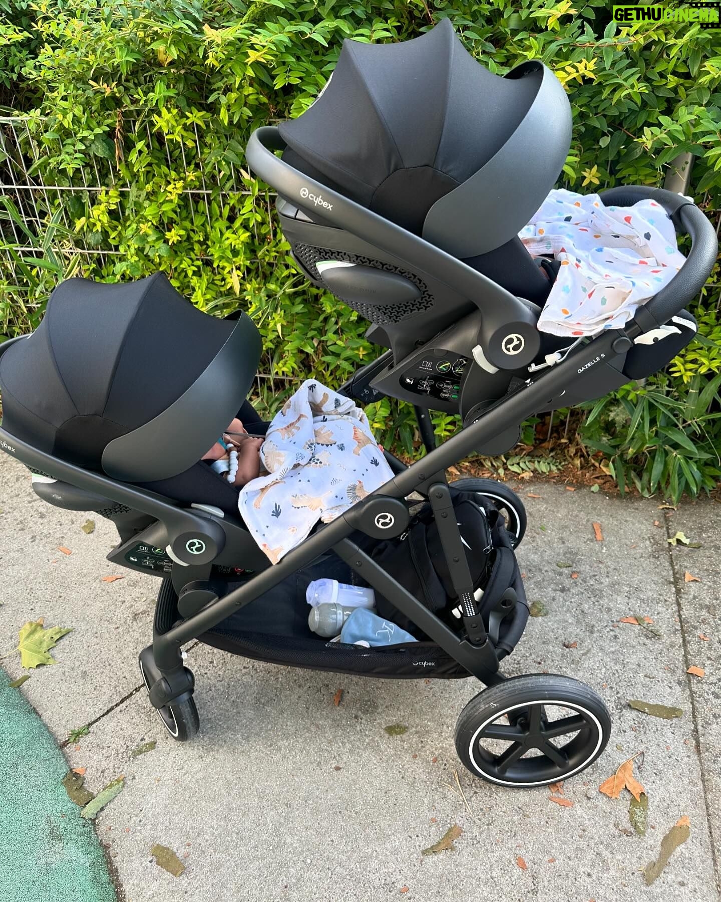 Noémie Abossolo - 137.5K Likes - Welcome dans ma vie de maman Double:
1-ShaÏly et moi 🤱🏽
2- le stock Pampers des twins 🚼
3-Kaëny & Shaïly👶🏽👶🏽
4- les marques de l’amour 🤰🏽
5- TONTON : « mes enfants son combat » ✨
6- rdv chez l’ostéopathe 🥼
7- L’amour inconditionnel 🤱🏽
8 - TENE une tata mondiale 👯
9- la twins poussette 💨
10- shopping 🛍️
11- Kaëny & moi 🤍