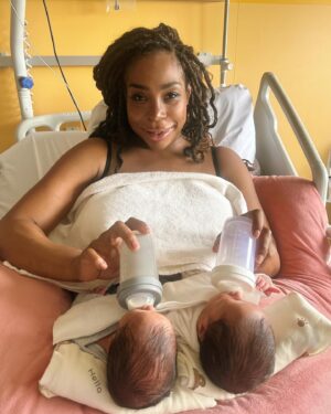 Noémie Abossolo Instagram - Après plus d’un mois et demi d’hospitalisation KAËNY ISMAËL & SHAÏLY ISAAC et moi même avons pu rentrer à la maison 👶🏽🏥
 

Les voir pour la première fois, si petit, si fragile, mais pourtant si fort, a été une expérience bouleversante. Dans leur yeux, j’ai découvert une étincelle de vie et d’innocence, et dans leur  sourire, la plus belle des promesses 💫

MERCI MON DIEU🙏🏾

j’attendais le moment qui me semblait opportun pour vous les présenter ❤️

💇🏽‍♀️ : @wearelocksed