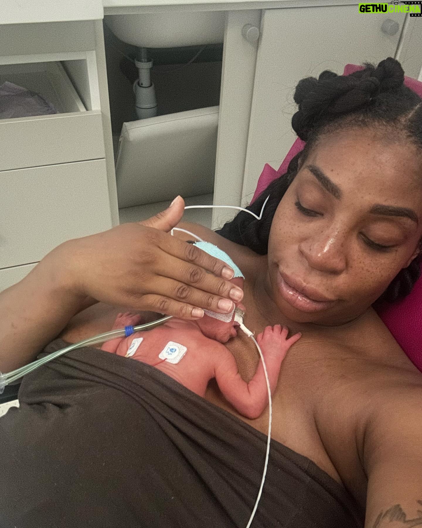 Noémie Abossolo - 202.9K Likes - Après plus d’un mois et demi d’hospitalisation KAËNY ISMAËL & SHAÏLY ISAAC et moi même avons pu rentrer à la maison 👶🏽🏥
Les voir pour la première fois, si petit, si fragile, mais pourtant si fort, a été une expérience bouleversante. Dans leur yeux, j’ai découvert une étincelle de vie et d’innocence, et dans leur sourire, la plus belle des promesses 💫
MERCI MON DIEU🙏🏾
j’attendais le moment qui me semblait opportun pour vous les présenter ❤️
💇🏽♀️ : @wearelocksed