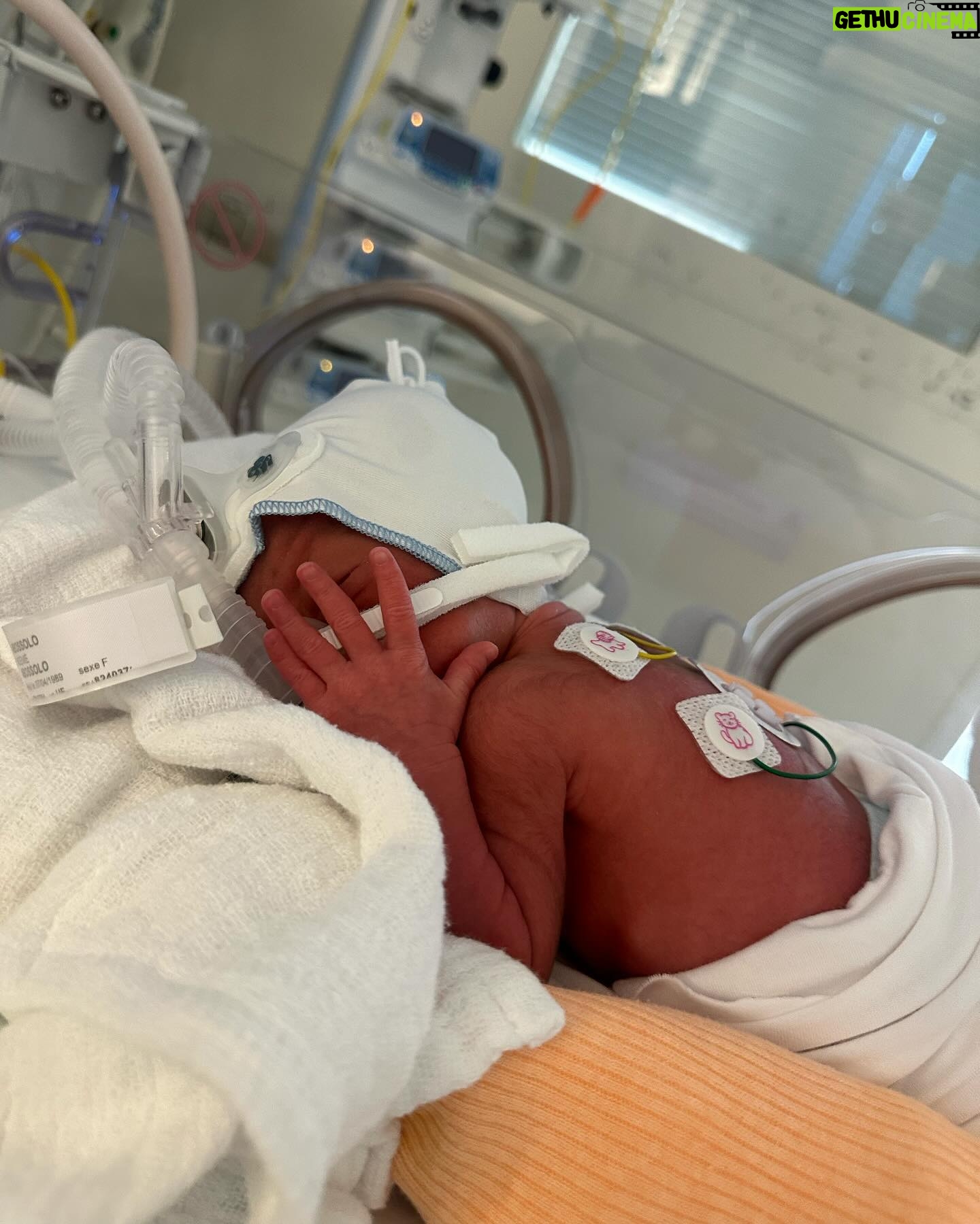 Noémie Abossolo - 202.9K Likes - Après plus d’un mois et demi d’hospitalisation KAËNY ISMAËL & SHAÏLY ISAAC et moi même avons pu rentrer à la maison 👶🏽🏥
Les voir pour la première fois, si petit, si fragile, mais pourtant si fort, a été une expérience bouleversante. Dans leur yeux, j’ai découvert une étincelle de vie et d’innocence, et dans leur sourire, la plus belle des promesses 💫
MERCI MON DIEU🙏🏾
j’attendais le moment qui me semblait opportun pour vous les présenter ❤️
💇🏽♀️ : @wearelocksed