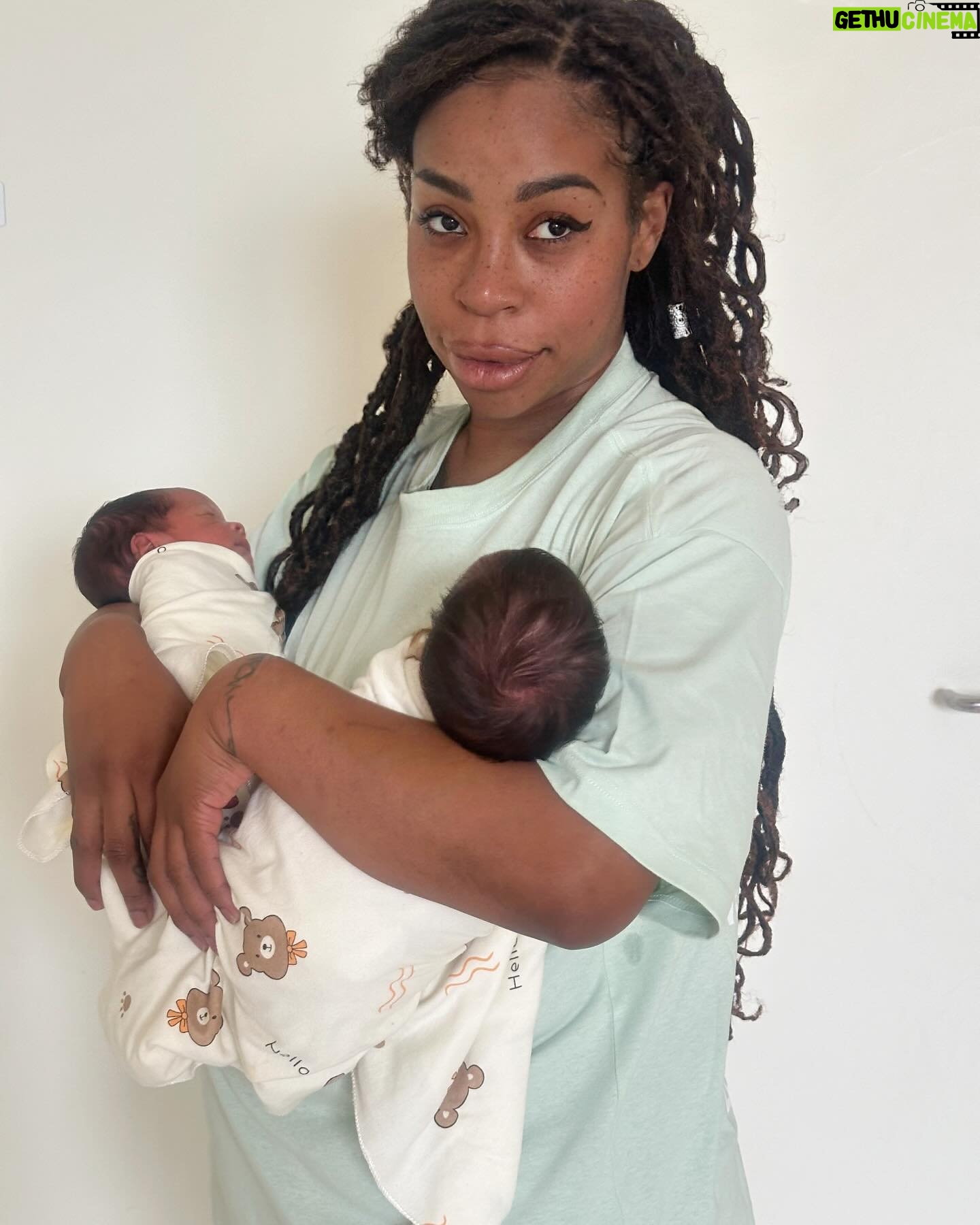 Noémie Abossolo - 202.9K Likes - Après plus d’un mois et demi d’hospitalisation KAËNY ISMAËL & SHAÏLY ISAAC et moi même avons pu rentrer à la maison 👶🏽🏥
Les voir pour la première fois, si petit, si fragile, mais pourtant si fort, a été une expérience bouleversante. Dans leur yeux, j’ai découvert une étincelle de vie et d’innocence, et dans leur sourire, la plus belle des promesses 💫
MERCI MON DIEU🙏🏾
j’attendais le moment qui me semblait opportun pour vous les présenter ❤️
💇🏽♀️ : @wearelocksed