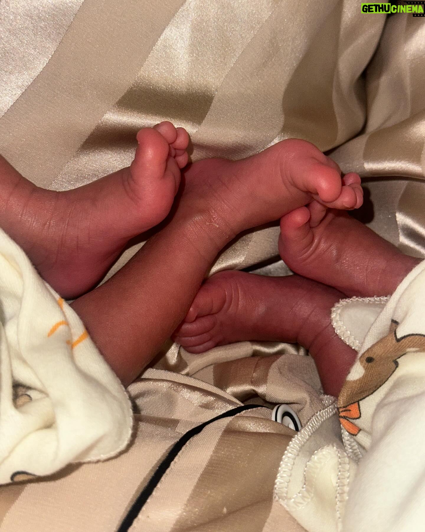 Noémie Abossolo - 202.9K Likes - Après plus d’un mois et demi d’hospitalisation KAËNY ISMAËL & SHAÏLY ISAAC et moi même avons pu rentrer à la maison 👶🏽🏥
Les voir pour la première fois, si petit, si fragile, mais pourtant si fort, a été une expérience bouleversante. Dans leur yeux, j’ai découvert une étincelle de vie et d’innocence, et dans leur sourire, la plus belle des promesses 💫
MERCI MON DIEU🙏🏾
j’attendais le moment qui me semblait opportun pour vous les présenter ❤️
💇🏽♀️ : @wearelocksed