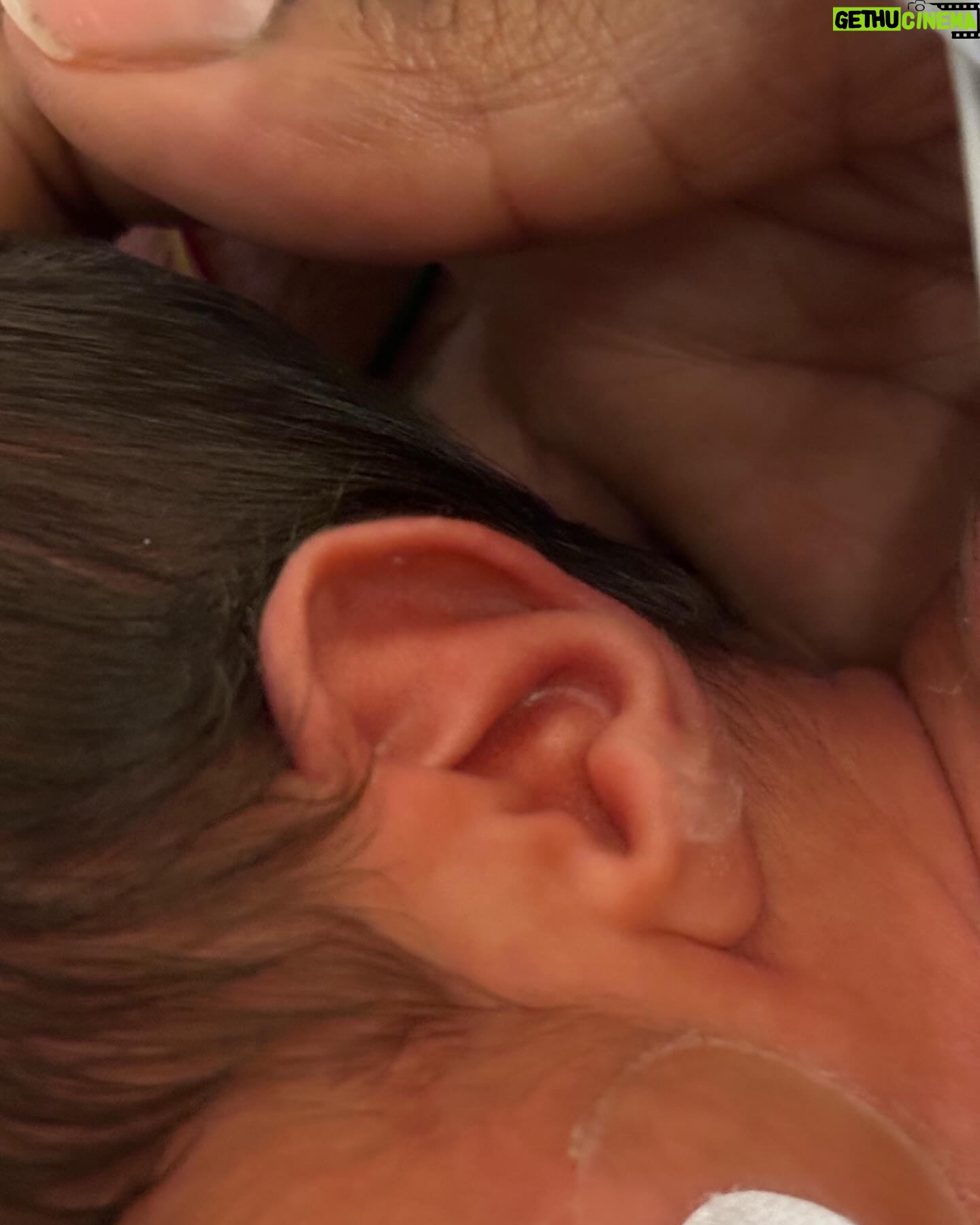 Noémie Abossolo - 202.9K Likes - Après plus d’un mois et demi d’hospitalisation KAËNY ISMAËL & SHAÏLY ISAAC et moi même avons pu rentrer à la maison 👶🏽🏥
Les voir pour la première fois, si petit, si fragile, mais pourtant si fort, a été une expérience bouleversante. Dans leur yeux, j’ai découvert une étincelle de vie et d’innocence, et dans leur sourire, la plus belle des promesses 💫
MERCI MON DIEU🙏🏾
j’attendais le moment qui me semblait opportun pour vous les présenter ❤️
💇🏽♀️ : @wearelocksed