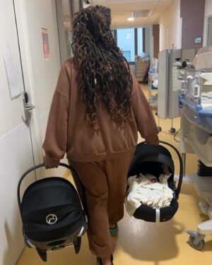 Noémie Abossolo Instagram - Après plus d’un mois et demi d’hospitalisation KAËNY ISMAËL & SHAÏLY ISAAC et moi même avons pu rentrer à la maison 👶🏽🏥
 

Les voir pour la première fois, si petit, si fragile, mais pourtant si fort, a été une expérience bouleversante. Dans leur yeux, j’ai découvert une étincelle de vie et d’innocence, et dans leur  sourire, la plus belle des promesses 💫

MERCI MON DIEU🙏🏾

j’attendais le moment qui me semblait opportun pour vous les présenter ❤️

💇🏽‍♀️ : @wearelocksed