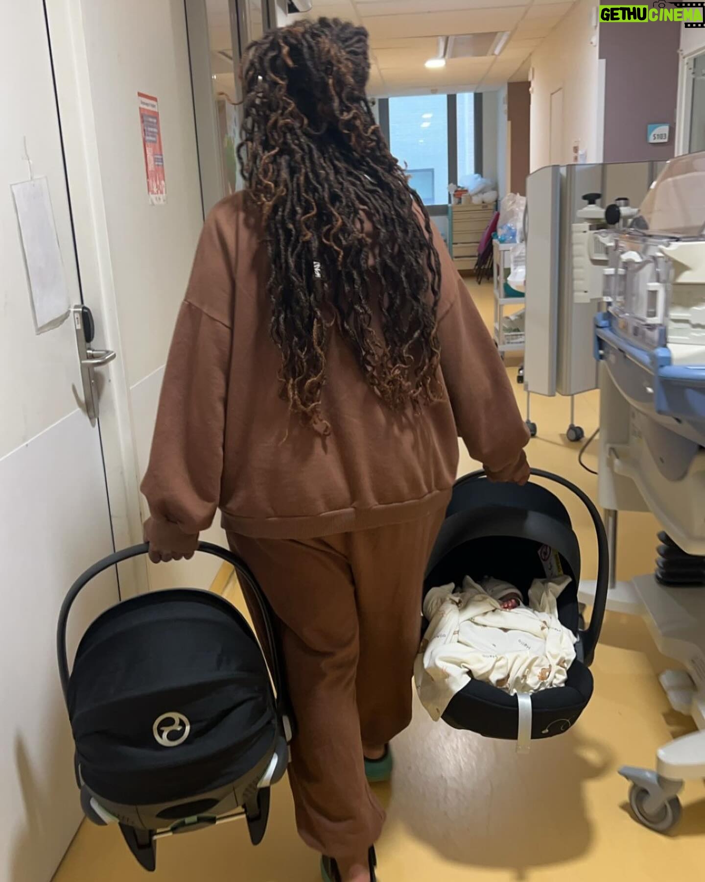 Noémie Abossolo - 202.9K Likes - Après plus d’un mois et demi d’hospitalisation KAËNY ISMAËL & SHAÏLY ISAAC et moi même avons pu rentrer à la maison 👶🏽🏥
Les voir pour la première fois, si petit, si fragile, mais pourtant si fort, a été une expérience bouleversante. Dans leur yeux, j’ai découvert une étincelle de vie et d’innocence, et dans leur sourire, la plus belle des promesses 💫
MERCI MON DIEU🙏🏾
j’attendais le moment qui me semblait opportun pour vous les présenter ❤️
💇🏽♀️ : @wearelocksed