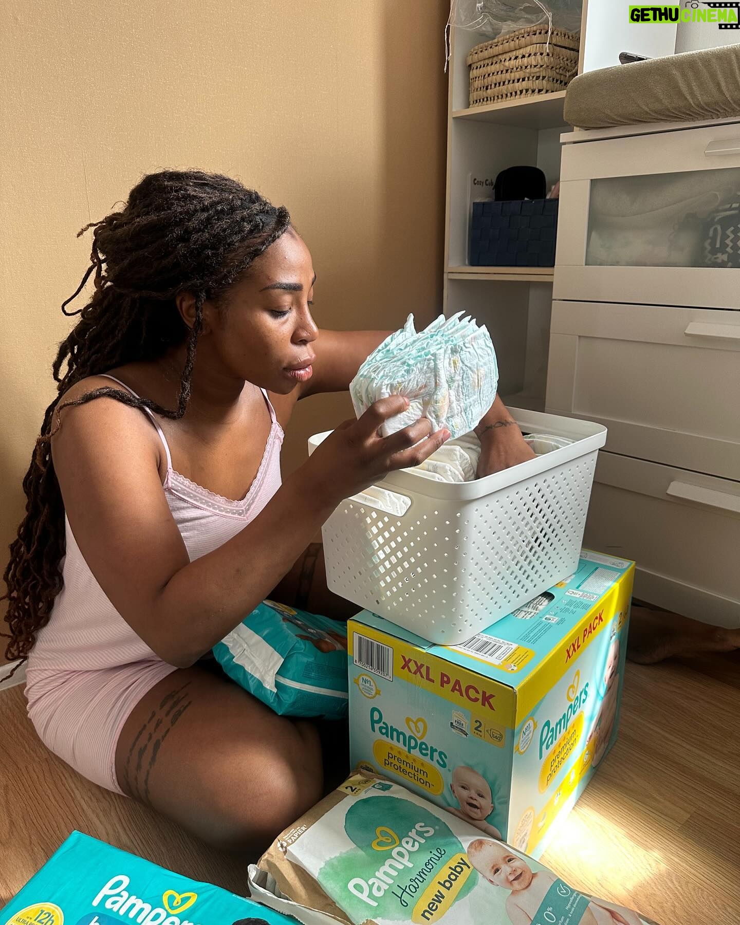 Noémie Abossolo - 137.5K Likes - Welcome dans ma vie de maman Double:
1-ShaÏly et moi 🤱🏽
2- le stock Pampers des twins 🚼
3-Kaëny & Shaïly👶🏽👶🏽
4- les marques de l’amour 🤰🏽
5- TONTON : « mes enfants son combat » ✨
6- rdv chez l’ostéopathe 🥼
7- L’amour inconditionnel 🤱🏽
8 - TENE une tata mondiale 👯
9- la twins poussette 💨
10- shopping 🛍️
11- Kaëny & moi 🤍