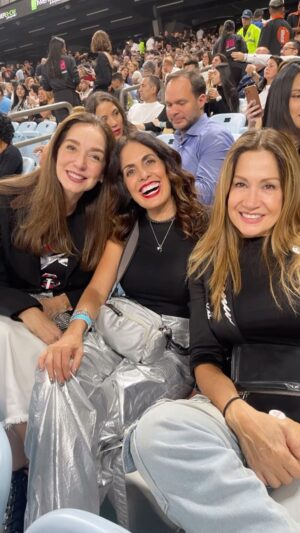 Nohely Arteaga Instagram - Hoy está de cumpleaños una persona muy especial y querida para mi @villamizarsonia yo la llamo Mi Gochita para ti deseo Salud desbordante , Éxito en todo lo que emprendas y mucho Amor y Alegría para seguir disfrutando la vida! 🎂💐🤗