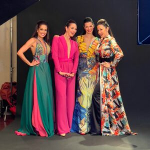 Nohely Arteaga Instagram - Lindo encuentro, amigas queridas! Ayer nos divertimos como modelos, recordando otras épocas. 

Amigas vitaminas, con buena vibra, siempre sumándonos. Las quiero ❤️❤️❤️ 

@villamizarsonia @nohelyarteaga @mariangelruiztorrealba 

En el desfile de @giovanniscutarodesigner 
 
Quiero ver las fotos de mi querido @tony_iorio_art 😊👏🏻⭐️

Está la tomo @samantamartinez9 😊❤️