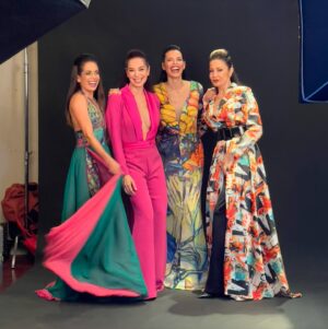 Nohely Arteaga Instagram - Lindo encuentro, amigas queridas! Ayer nos divertimos como modelos, recordando otras épocas. 

Amigas vitaminas, con buena vibra, siempre sumándonos. Las quiero ❤️❤️❤️ 

@villamizarsonia @nohelyarteaga @mariangelruiztorrealba 

En el desfile de @giovanniscutarodesigner 
 
Quiero ver las fotos de mi querido @tony_iorio_art 😊👏🏻⭐️

Está la tomo @samantamartinez9 😊❤️