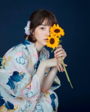Non Instagram - 夏だから浴衣の写真を撮りました🌻

そして明日7月12日(金)21時からインスタライブします！
誕生日は明後日なんだけど、もろもろスケジュールの都合で一日早めのバースデー配信。
とりあえずみんなで乾杯したいから手元に飲み物だけ準備しておいてくれたら嬉しい🥂

あと、この浴衣写真でバースデーグッズを作ったよ。
明日の配信終わりに販売開始予定です🫶
詳しくは配信でも、配信後にもお知らせするねー。

配信でも浴衣着るよー。気が向いたらみんなも浴衣着て夏感じながら過ごそー🌻
こういう配信でみんなと交流するの久しぶりだな〜 何話そうかな。楽しみ楽しみ。

Photo: @kentarominami_ 
Kitsuke&Styling: Mitsuko Takizawa
Hair&Make up: Shie Kanno

#のん2024birthday #浴衣