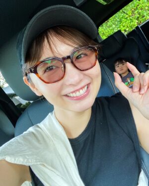 Nonoka Ono Instagram - 🫶
毎日キラキラな子育てなんて
ありえないよね🫶笑

今日は目的地に着いたあと
チャイルドシートから降りて
広い椅子に座る😡

となかなか動かないモンスターちゃん。

母は昨日の反省を活かして
気が済むまで付き合いました🤣✊

世界中のパパママ本当に本当に
毎日闘っている🔥

お疲れ様です！！！✨✨✨

関係ないけど、
先日ポップアップでGetした
@resee.official のサングラス🕶️
レンズの絶妙なローズカラーが
毎日バタバタすっぴん母ちゃんの
顔色に花をそえてくれます😎🌹笑