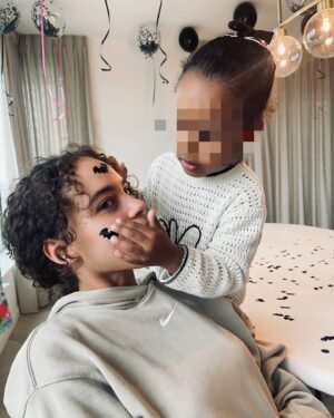 Nora Gharib Instagram - Chams is 4 geworden en ja bla bla bla de tijd gaat snel. Zo snel da het ondertussen alweer zaterdag is en het feest Wednesday was. Ja echt.😅 Maar dus toch nog efkes delen met jullie🤍🫶🏽 bedankt voor de verjaardagswensen!🤲🏽🫶🏽blessed and never forget the oppressed.🤲🏽