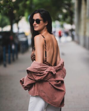 Nóra Trokán Instagram - #reklám Azt hitted ez csak egy fürdőruha, mi? Akkor lapozz tovább 🙂 Egy ilyen kényelmes lánynak mint én, bizony az nagy fegyvertény, ha ugyanabban a szettben mehet a strandra, mint amiben ott lesz. Fürdőruha fel, rá a nadrág, kocsiba be, kocsiból ki, strandra be, gatya le és csobb. Nincs ennél nyáribb érzés. Többször feltűnt már az oldalamon és kérdeztétek: ez a Triumph legújabb Flex Smart kollekciójának egyik darabja. 

@triumphlingerie
 #ItsPersonal