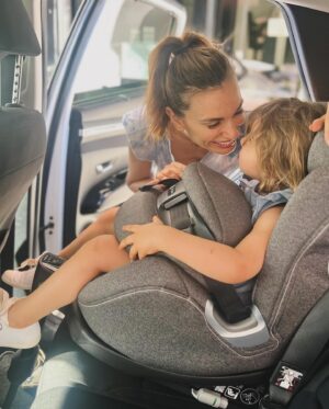 Norma Ruiz Instagram - Viajar a diario con mi hija en esta silla de coche es comodidad y seguridad máxima. Gracias por hacer nuestra vida familiar mas feliz! @cybex_global #CYBEX #AnorisT #ANewWayForward