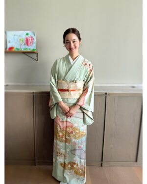 Nozomi Sasaki Instagram - .
少し前になりますが、
七五三のお参りで、ご祈祷を受けてきました！
カメラマンはお仕事でも、家族ぐるみでも仲良くさせていただいている菊地史さんこと、ふみ君に撮っていただきました📸
本当に優しくて綺麗で素敵な写真ばかり。
ふみ君のお人柄が出てる。
プライベートなのに感謝です🙇‍♀️
そして家族全員分のお着物は、着物や浴衣の撮影でお世話になっている鷲見道子さんにスタイリングしていただきました！
この色合いのお着物や帯との合わせ方がとても素敵🥹

家族写真も沢山撮っていただいて一生の思い出に。
感謝です✨

ちなみに髪型は全くやり方分からなくて、朝ネットで調べて10分で完成させた。笑
メイクも10分。笑

最後の写真は、自宅で記念にiPhoneで撮った写真です🙏