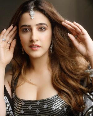 Nupur Sanon Instagram - Kadi milke baitho …

Gal kariye pyaar di? ❤️‍🔥♠️

•
Outfit : @manishmalhotra05 @manishmalhotraworld
Makeup @kavyesharmaofficial 
Hair @pinkeykashidonhair 
Styled by @styled_by_meera 
📸 @advait_vaidya 
Rings : @goldenwindow @ascend.rohank
@niramyajewels @offbeatmediain
Earrings : @adrisyajewels 
Bangles : @niramyajewels