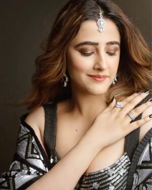 Nupur Sanon Instagram - Kadi milke baitho …

Gal kariye pyaar di? ❤️‍🔥♠️

•
Outfit : @manishmalhotra05 @manishmalhotraworld
Makeup @kavyesharmaofficial 
Hair @pinkeykashidonhair 
Styled by @styled_by_meera 
📸 @advait_vaidya 
Rings : @goldenwindow @ascend.rohank
@niramyajewels @offbeatmediain
Earrings : @adrisyajewels 
Bangles : @niramyajewels