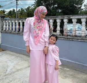 Nur Fazura Instagram - Selamat berbahagia anak gadis kesayangan Faz,  @idzniamin dan suami nya, Faiq. Idzni merupakan anak saudara Faz yang dari kecil selalu Faz kidnap bawa balik rumah untuk Faz ajak bermain, sampai arwah ayah nya selalu bising sebab Faz kidnap anak dia sampai berminggu-minggu 😅 

Idzni anak yang baik dan Syukur Alhamdulillah, Faz tumpang bahagia melihat Idzni selamat bertemu jodoh yang terbaik buatnya mudah-mudahan. Semoga sentiasa saling menjaga, setia dan saling bertanggungjawab dalam melindungi kebahagiaan rumahtangga anda berdua di dunia akhirat.. mudah-mudahan.. aminnn 🤲🏻💖💐