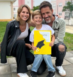 Núria Madruga Instagram - O entusiasmo do finalista. 🤍 Há três anos entravas na sala amarela, a mesma que os manos também andaram, muito tímido e choroso. Não foi a adaptação mais fácil, mas felizmente tivemos duas pessoas muito especiais a receber-te com muito amor. ( Obrigada Vanda e Sara 🙏Obrigada Raquel ) 
Que continues feliz, dedicado e curioso neste percurso escolar. Obrigada a todos os profissionais que continuam a ter paixão pelo que fazem, os meus filhos têm tido muita sorte e só desejo que assim continue. 
E agora, férias!!!! 💪