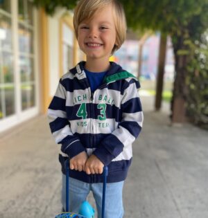 Núria Madruga Instagram - O entusiasmo do finalista. 🤍 Há três anos entravas na sala amarela, a mesma que os manos também andaram, muito tímido e choroso. Não foi a adaptação mais fácil, mas felizmente tivemos duas pessoas muito especiais a receber-te com muito amor. ( Obrigada Vanda e Sara 🙏Obrigada Raquel ) 
Que continues feliz, dedicado e curioso neste percurso escolar. Obrigada a todos os profissionais que continuam a ter paixão pelo que fazem, os meus filhos têm tido muita sorte e só desejo que assim continue. 
E agora, férias!!!! 💪