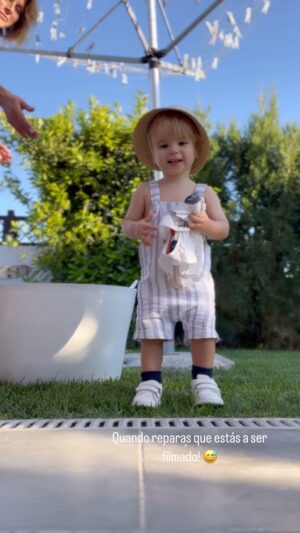 Núria Madruga Instagram - Não resisti, a música ficou perfeita. 🥰 A cara dele quando vê que está a ser filmado. 😅. 
Dos stories para o feed. 🤍
