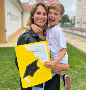 Núria Madruga Instagram - O entusiasmo do finalista. 🤍 Há três anos entravas na sala amarela, a mesma que os manos também andaram, muito tímido e choroso. Não foi a adaptação mais fácil, mas felizmente tivemos duas pessoas muito especiais a receber-te com muito amor. ( Obrigada Vanda e Sara 🙏Obrigada Raquel ) 
Que continues feliz, dedicado e curioso neste percurso escolar. Obrigada a todos os profissionais que continuam a ter paixão pelo que fazem, os meus filhos têm tido muita sorte e só desejo que assim continue. 
E agora, férias!!!! 💪