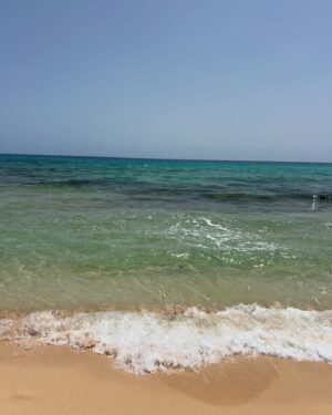 Núria Marín Instagram - Hoy en NuriaSalseo he ido a la playa y me he hecho fotos pensando que estaba estupenda, pero llevaba los pelos como si hubiera metido los dedos en un enchufe. No podía revisar las fotos allí porque no se ve un pijo por el sol y ahora ya it’s too late to apoligize… como hay confianza las subo. ❤️
