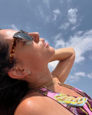 Núria Marín Instagram - Hoy en NuriaSalseo he ido a la playa y me he hecho fotos pensando que estaba estupenda, pero llevaba los pelos como si hubiera metido los dedos en un enchufe. No podía revisar las fotos allí porque no se ve un pijo por el sol y ahora ya it’s too late to apoligize… como hay confianza las subo. ❤️
