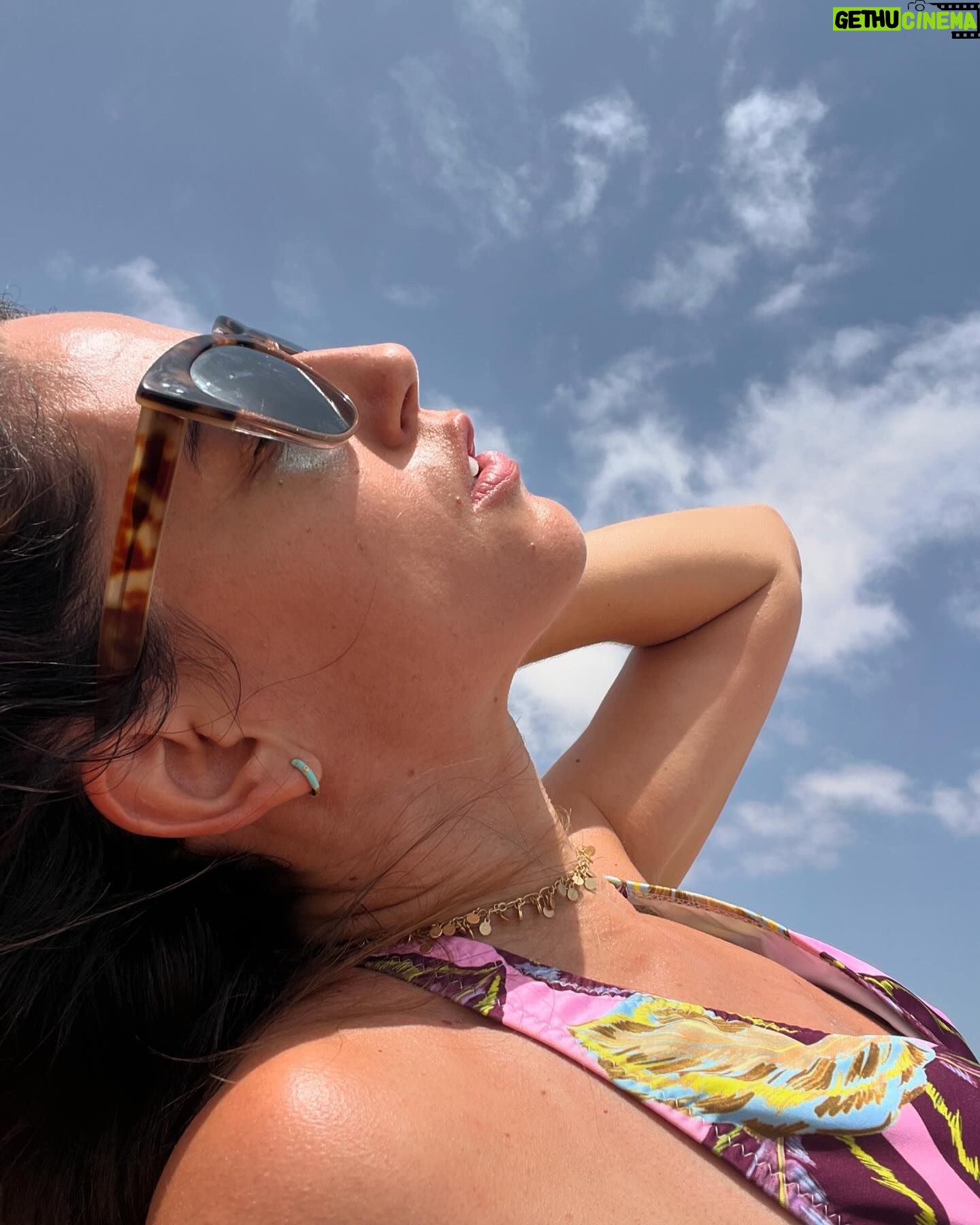 Núria Marín - 6.2K Likes - Hoy en NuriaSalseo he ido a la playa y me he hecho fotos pensando que estaba estupenda, pero llevaba los pelos como si hubiera metido los dedos en un enchufe. No podía revisar las fotos allí porque no se ve un pijo por el sol y ahora ya it’s too late to apoligize… como hay confianza las subo. ❤️