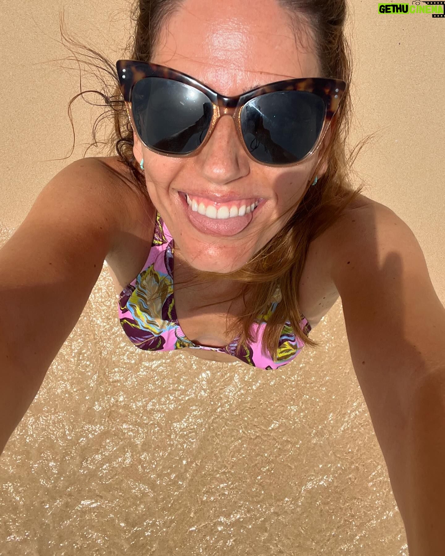 Núria Marín - 6.2K Likes - Hoy en NuriaSalseo he ido a la playa y me he hecho fotos pensando que estaba estupenda, pero llevaba los pelos como si hubiera metido los dedos en un enchufe. No podía revisar las fotos allí porque no se ve un pijo por el sol y ahora ya it’s too late to apoligize… como hay confianza las subo. ❤️