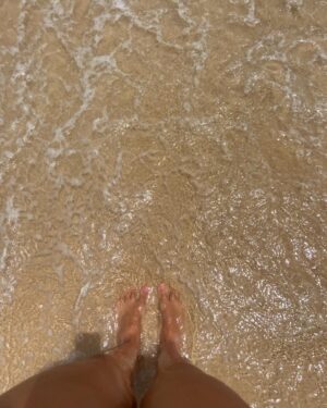 Núria Marín Instagram - Hoy en NuriaSalseo he ido a la playa y me he hecho fotos pensando que estaba estupenda, pero llevaba los pelos como si hubiera metido los dedos en un enchufe. No podía revisar las fotos allí porque no se ve un pijo por el sol y ahora ya it’s too late to apoligize… como hay confianza las subo. ❤️