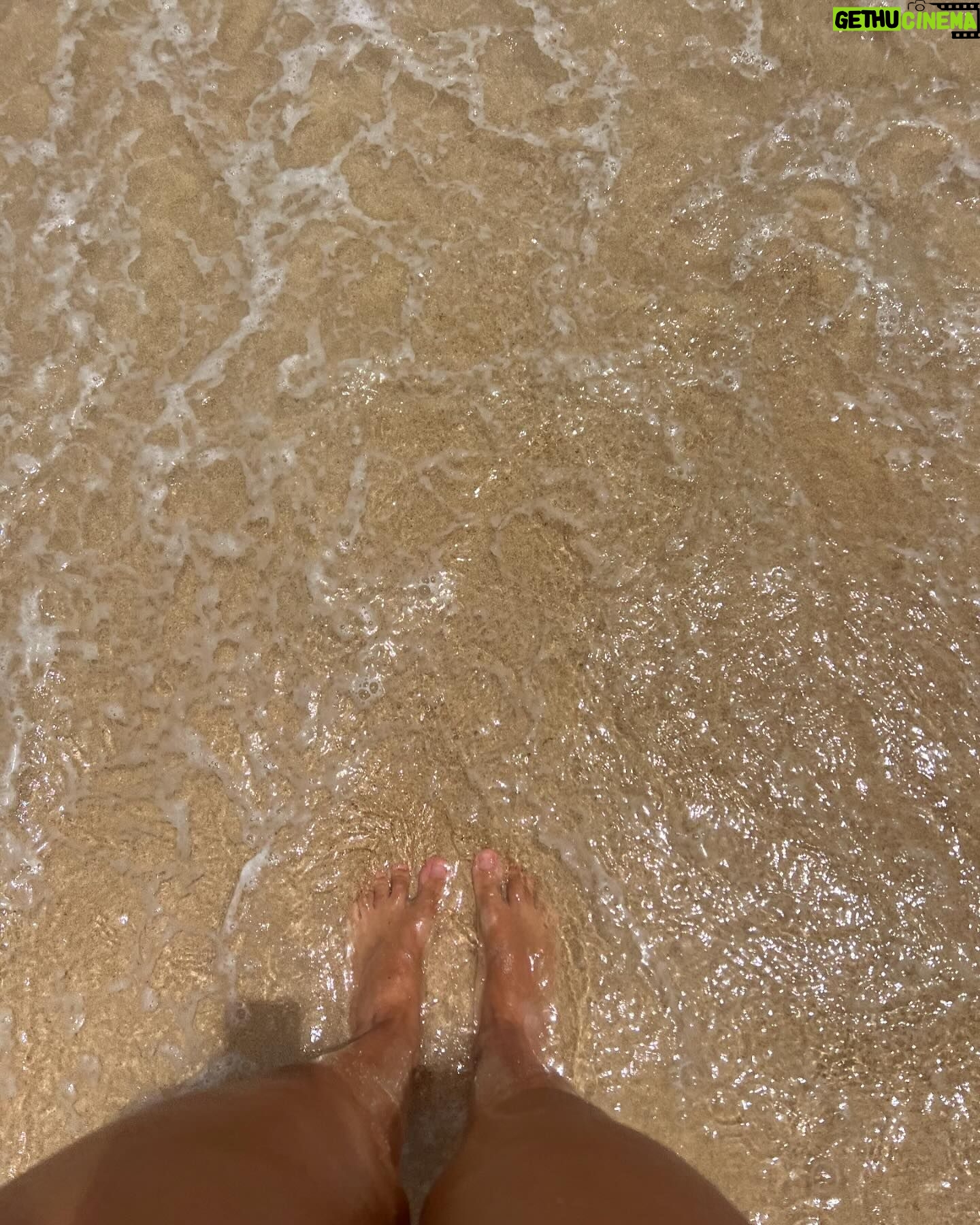 Núria Marín - 6.2K Likes - Hoy en NuriaSalseo he ido a la playa y me he hecho fotos pensando que estaba estupenda, pero llevaba los pelos como si hubiera metido los dedos en un enchufe. No podía revisar las fotos allí porque no se ve un pijo por el sol y ahora ya it’s too late to apoligize… como hay confianza las subo. ❤️