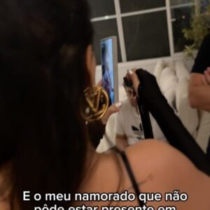 Nyvi Estephan Instagram - Dump de aNyvirsário
1- 🍪
2- foto de casal moderno (quando as IAs forem legalizadas, cenas como essas serão normais 💅
3- video de 🍪
4- Julia vindo do Rio pra me ver ❤️
5- foto da galera 🫶
6- video auto explicativo kkkkk 🥹❤️
7- mais 🍪
8- 🍪 e 🎂
9- família ❤️
10- loop de 🍪