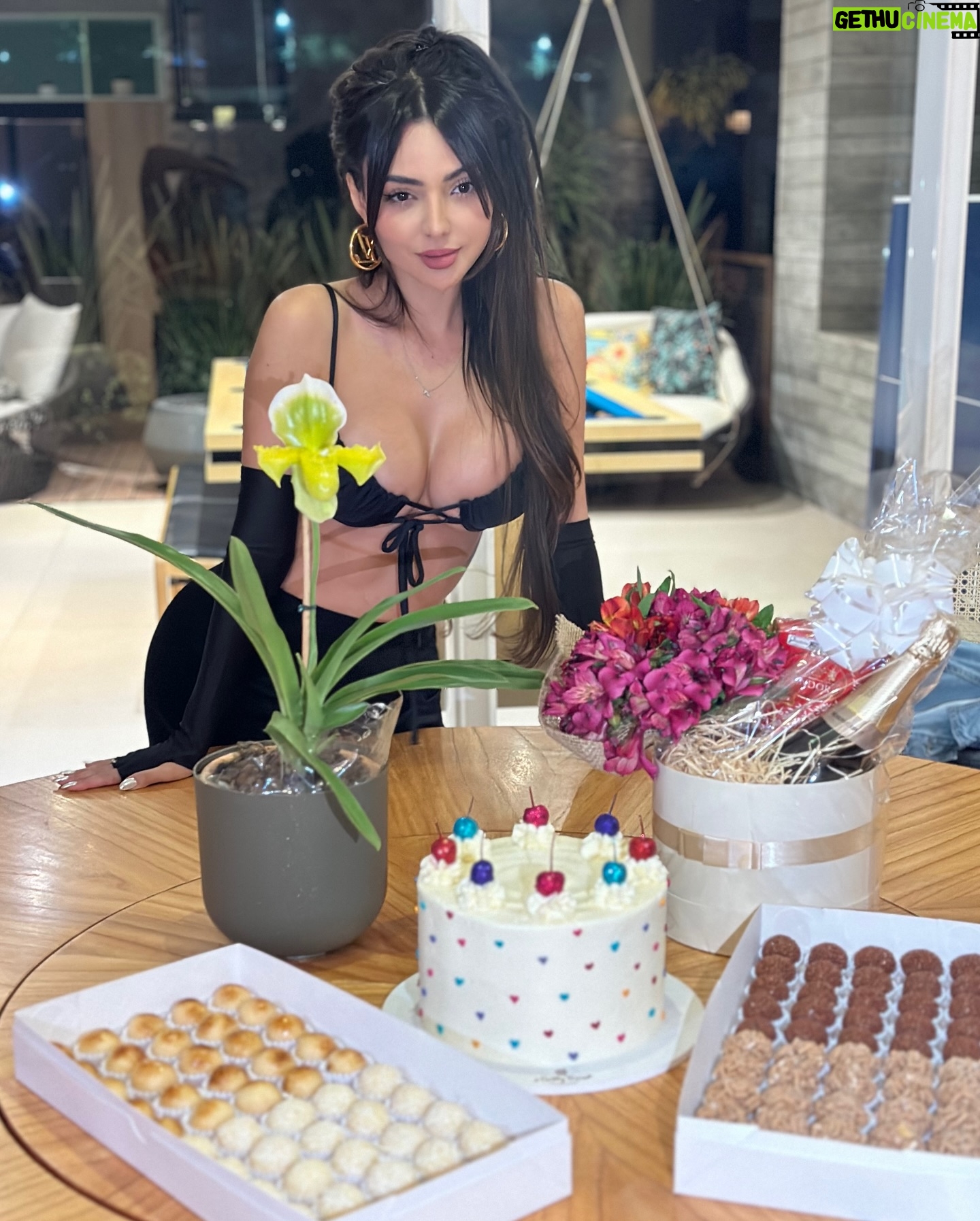Nyvi Estephan - 130.8K Likes - Dump de aNyvirsário
1- 🍪
2- foto de casal moderno (quando as IAs forem legalizadas, cenas como essas serão normais 💅
3- video de 🍪
4- Julia vindo do Rio pra me ver ❤️
5- foto da galera 🫶
6- video auto explicativo kkkkk 🥹❤️
7- mais 🍪
8- 🍪 e 🎂
9- família ❤️
10- loop de 🍪