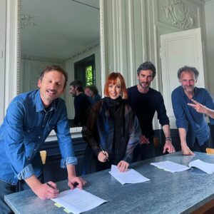 Océane Colom Instagram - C’EST SIGNÉ! ✍️🍾 

Je me revois y’a quelques années signer mon 1er contrat.
sans trop l’avoir lu, sans vraiment tout comprendre
Je réalisais mon rêve et souvent quand on réalise ses rêves, on demande pas les détails, on fonce vers eux, tête baissée. 
C’est ce que j’ai fait et je n’ai aucun regret. 
Il faut un début à tout, surtout pour raconter les plus belles fins! 

Aujourd’hui, c’est tête haute que je signe ce nouveau contrat en licence et que j’enfile la casquette de productrice pour fabriquer mon prochain album et les suivants! 
Si si! 
Suzie aux manettes, je vais jouer comme Ling Xiaoyu dans Tekken ! 🥷 
Merci à @3emebureau et @w_spectacle pour leur confiance et leur fidélité, heureuse de renouveler nos vœux. 
Merci également à @pascalnegre et @cherkman de m’accompagner en coulisse, c’est si beau de vivre ses rêves mais c’est encore plus beau de les construire! ✨🤍