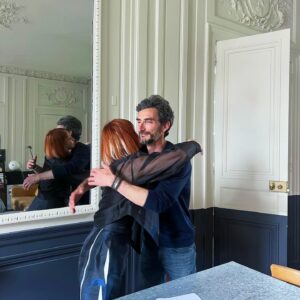 Océane Colom Instagram - C’EST SIGNÉ! ✍️🍾 

Je me revois y’a quelques années signer mon 1er contrat.
sans trop l’avoir lu, sans vraiment tout comprendre
Je réalisais mon rêve et souvent quand on réalise ses rêves, on demande pas les détails, on fonce vers eux, tête baissée. 
C’est ce que j’ai fait et je n’ai aucun regret. 
Il faut un début à tout, surtout pour raconter les plus belles fins! 

Aujourd’hui, c’est tête haute que je signe ce nouveau contrat en licence et que j’enfile la casquette de productrice pour fabriquer mon prochain album et les suivants! 
Si si! 
Suzie aux manettes, je vais jouer comme Ling Xiaoyu dans Tekken ! 🥷 
Merci à @3emebureau et @w_spectacle pour leur confiance et leur fidélité, heureuse de renouveler nos vœux. 
Merci également à @pascalnegre et @cherkman de m’accompagner en coulisse, c’est si beau de vivre ses rêves mais c’est encore plus beau de les construire! ✨🤍