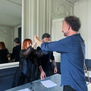 Océane Colom Instagram - C’EST SIGNÉ! ✍️🍾 

Je me revois y’a quelques années signer mon 1er contrat.
sans trop l’avoir lu, sans vraiment tout comprendre
Je réalisais mon rêve et souvent quand on réalise ses rêves, on demande pas les détails, on fonce vers eux, tête baissée. 
C’est ce que j’ai fait et je n’ai aucun regret. 
Il faut un début à tout, surtout pour raconter les plus belles fins! 

Aujourd’hui, c’est tête haute que je signe ce nouveau contrat en licence et que j’enfile la casquette de productrice pour fabriquer mon prochain album et les suivants! 
Si si! 
Suzie aux manettes, je vais jouer comme Ling Xiaoyu dans Tekken ! 🥷 
Merci à @3emebureau et @w_spectacle pour leur confiance et leur fidélité, heureuse de renouveler nos vœux. 
Merci également à @pascalnegre et @cherkman de m’accompagner en coulisse, c’est si beau de vivre ses rêves mais c’est encore plus beau de les construire! ✨🤍