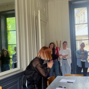 Océane Colom Instagram - C’EST SIGNÉ! ✍️🍾 

Je me revois y’a quelques années signer mon 1er contrat.
sans trop l’avoir lu, sans vraiment tout comprendre
Je réalisais mon rêve et souvent quand on réalise ses rêves, on demande pas les détails, on fonce vers eux, tête baissée. 
C’est ce que j’ai fait et je n’ai aucun regret. 
Il faut un début à tout, surtout pour raconter les plus belles fins! 

Aujourd’hui, c’est tête haute que je signe ce nouveau contrat en licence et que j’enfile la casquette de productrice pour fabriquer mon prochain album et les suivants! 
Si si! 
Suzie aux manettes, je vais jouer comme Ling Xiaoyu dans Tekken ! 🥷 
Merci à @3emebureau et @w_spectacle pour leur confiance et leur fidélité, heureuse de renouveler nos vœux. 
Merci également à @pascalnegre et @cherkman de m’accompagner en coulisse, c’est si beau de vivre ses rêves mais c’est encore plus beau de les construire! ✨🤍