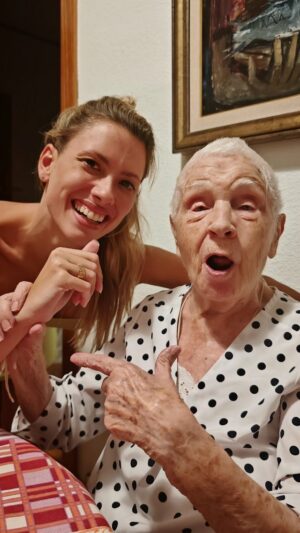 Octavi Pujades Instagram - Ahora viene lo bueno: prepararlo TODO para la boda.
Pero lo primero es lo primero, y había que decírselo en persona a la matriarca Pujades, y que diera el visto bueno al anillo.
¿Resultado? 💍✅ La tieta Amparo da su aprobado. 😍

#tieta #anillo #compromiso #✅ #aunt #auntie #engagement #💍